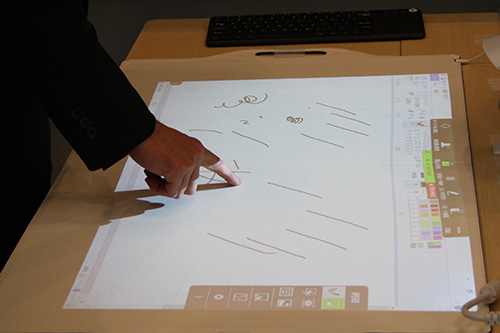 見学者が投射映像に実際に書き込んでいる様子