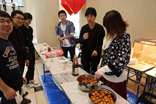 人気を呼んだたこ焼きの模擬店