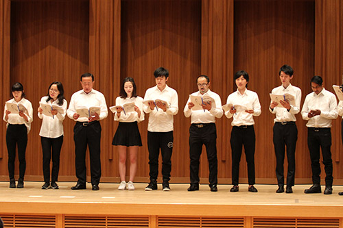 合唱サークル「U-Choir」による恒例のステージ発表