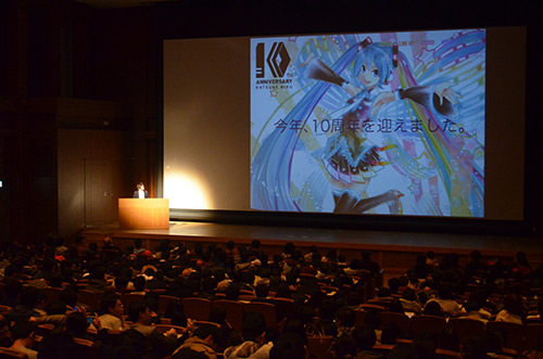 「初音ミクがなぜ世界で支持されるか」と題した特別講義で，これまでの歩みを語る伊藤博之KCGI教授（2017年12月8日，京都コンピュータ学院 京都駅前校6階ホール）