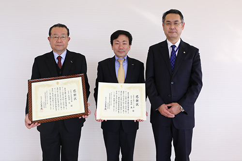 三上喜範 京都府警 京都市警察部長(右)から感謝状を受けた長谷川晶KCG理事長,寺下陽一KCGI副学長=2017年12月11日,KCG京都駅前校・KCGI京都駅前サテライト