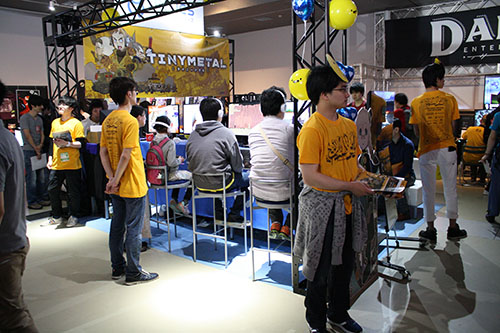 KCGの学生が黄色のユニフォームを着て運営スタッフとして参加