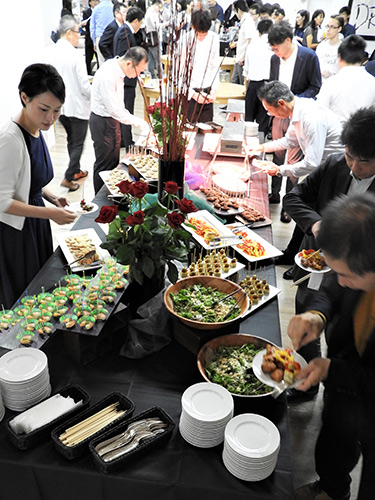 参加者はいずれもIT関連の中枢部門で活躍中。飲食を楽しみながらビジネス関連の話にも花を咲かせました