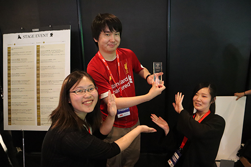 開発したゲームが優秀賞を受賞したKCG学生の（左から）稲尾さん，長瀬さん，清水さん