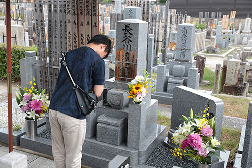 学生や教職員たちは百萬遍知恩寺にあるお墓で静かに手を合わせました。