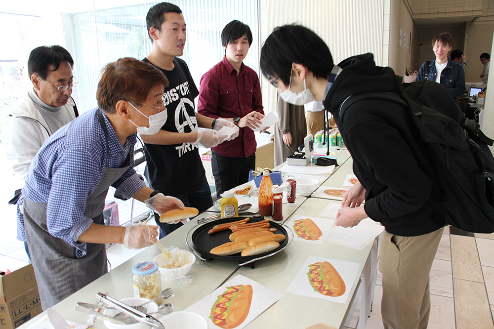 大きなソーセージのホットドッグが人気