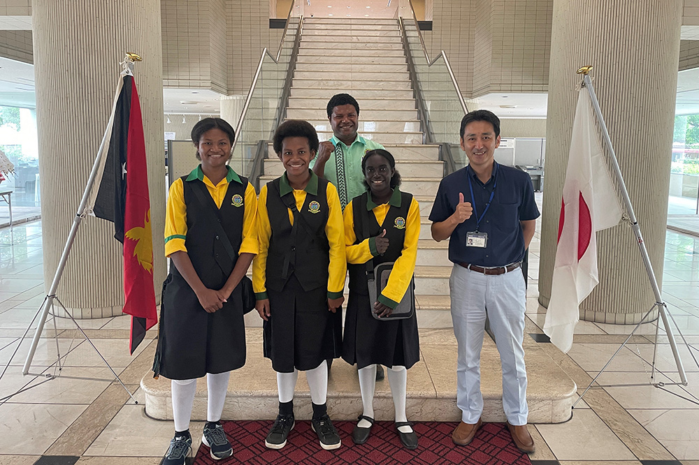 KCG京都駅前校を訪れたパプアニューギニア独立国・国立ソゲリ高校の一行（2023年8月30日）