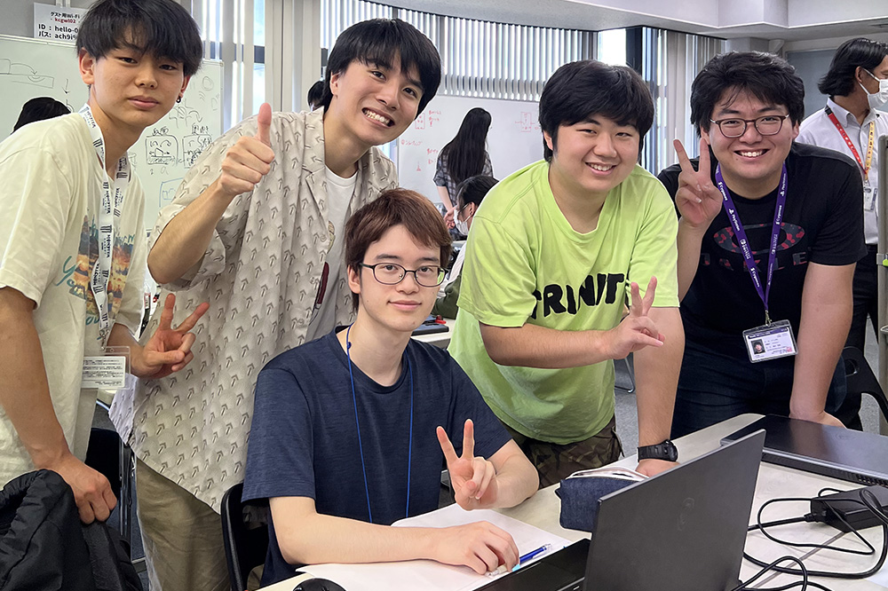 KCG京都駅前校で開かれたユニティ・テクノロジーズ・ジャパン株式会社と共催による「京都２校合同ゲームジャム」。学生ゲームクリエイターたちにとって，交流してアイデアを出し合いながら，新しいゲームを開発するという貴重な体験の場になりました（2023年8月29，30日）