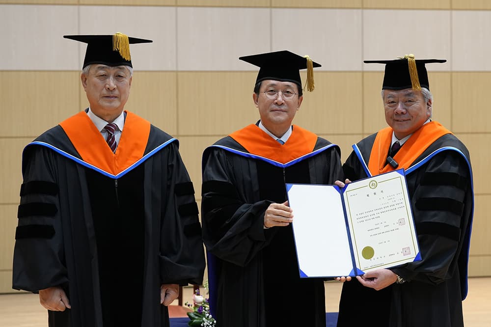 長谷川亘KCGグループ総長（右）に名誉博士号が授与されました（2024年2月5日，韓国・国立済州大学）