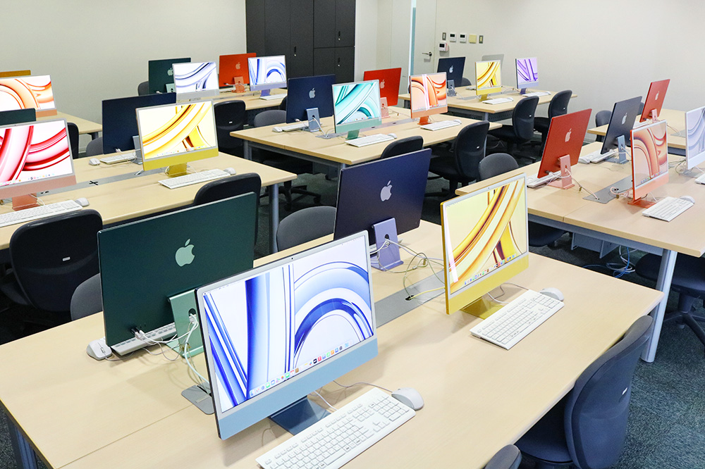 最新のiMacがそろったMacアプリ開発ラボ（京都コンピュータ学院京都駅前校）