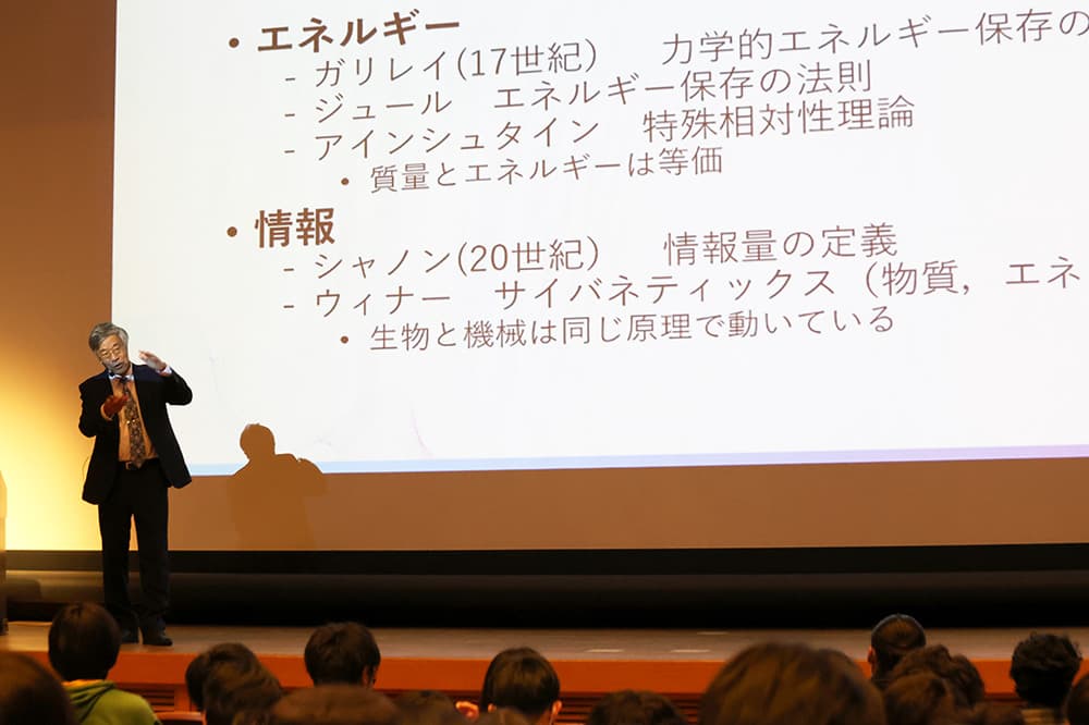 KCG創立62周年記念式で講演する美濃導彦KCGI副学長・教授(2025年5月9日,KCG京都駅前校・KCGI京都駅前サテライト6階大ホール)
