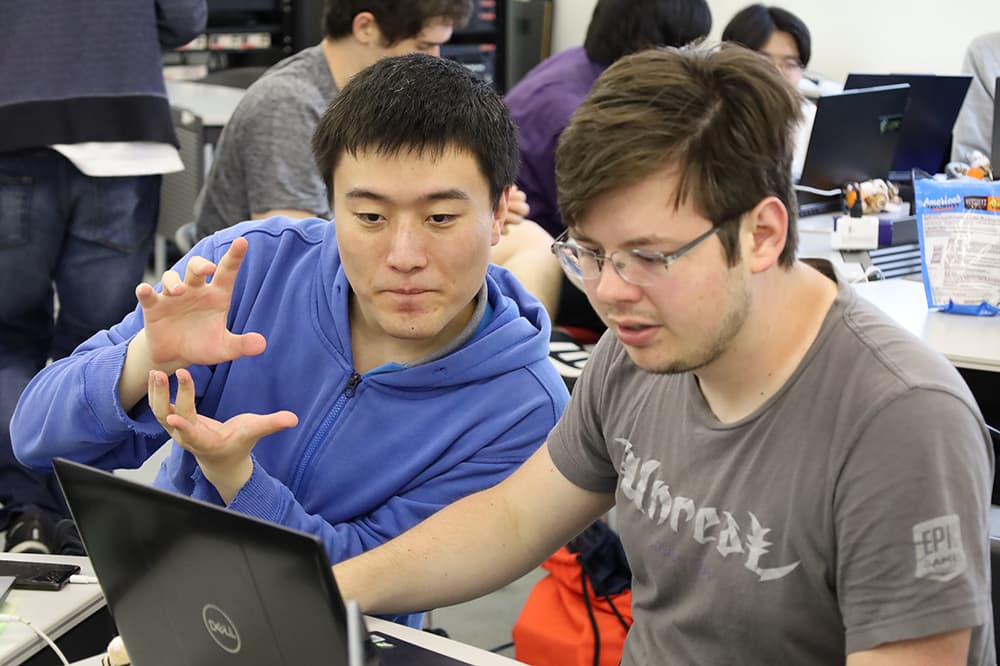 それぞれが学んできた技術や知識を駆使してアイデアを出し合いました