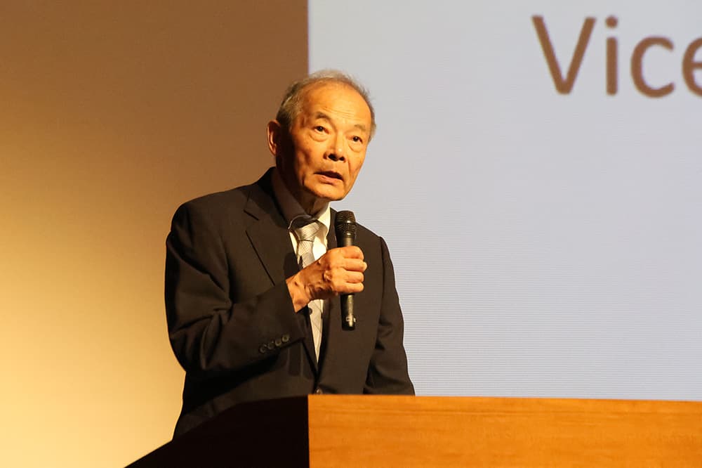 公開講演の開会あいさつをする英保茂KCGI副学長・教授(2025年7月7日,KCG京都駅前校6階大ホール)
