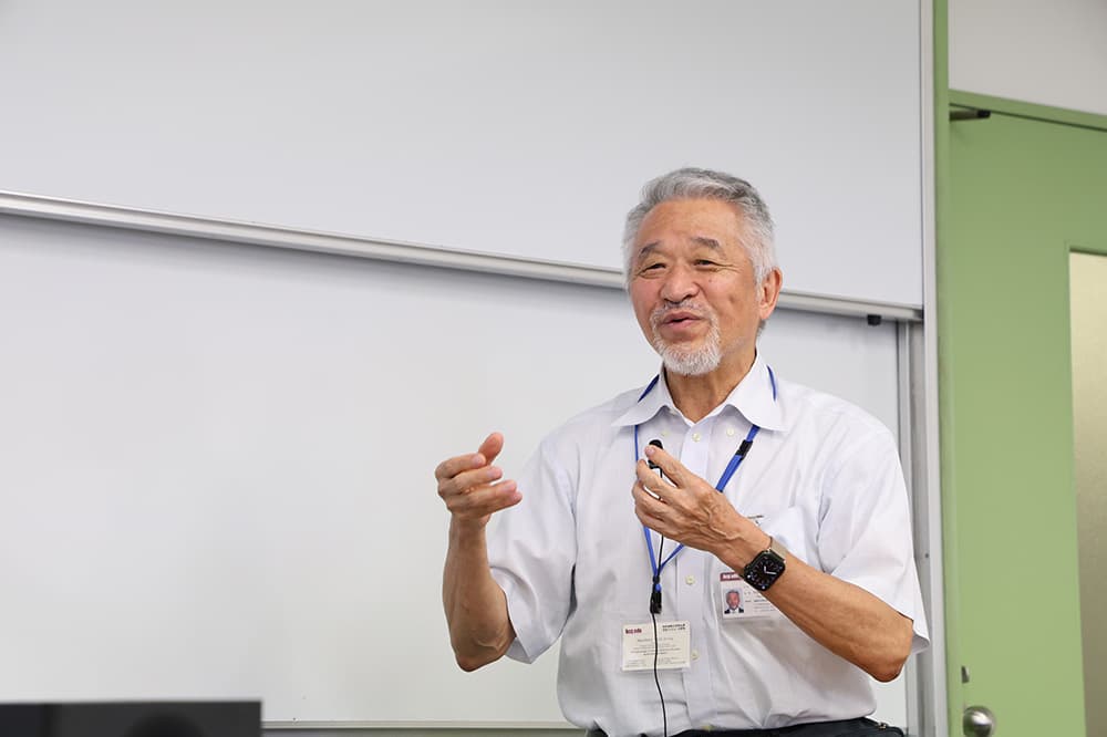 公開セミナーで発言する今井正治KCGI教授(同,KCG京都駅前校E507教室)