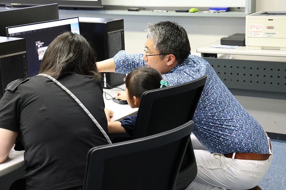 児童らは自分だけのゲーム作りに熱中しました