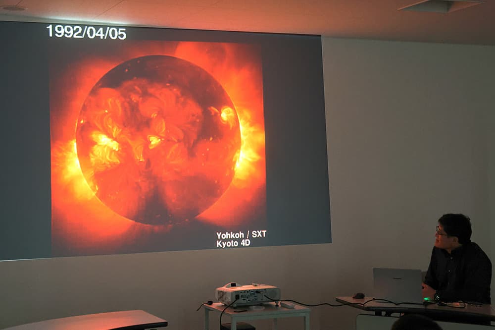 貴重な映像を見ながら宇宙旅行の気分を味わいました
（画像提供：京都大学大学院理学研究科附属天文台/JAXA）