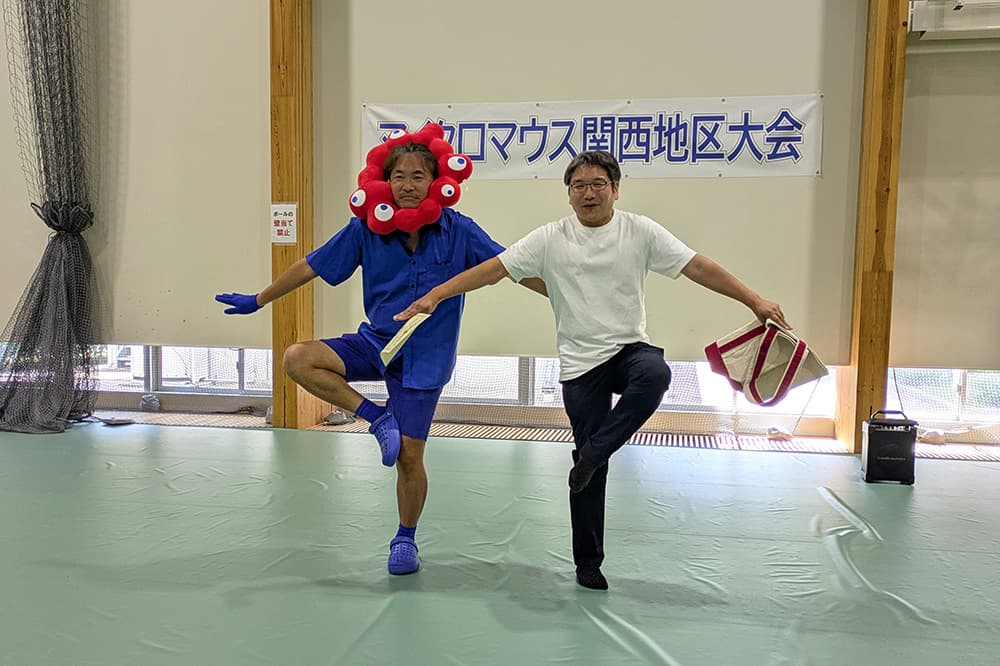 ロボトレース競技で特別賞を受賞した中江さんとミャクミャクに扮したマイクロマウス委員会関西支部長(2025年7月28日)