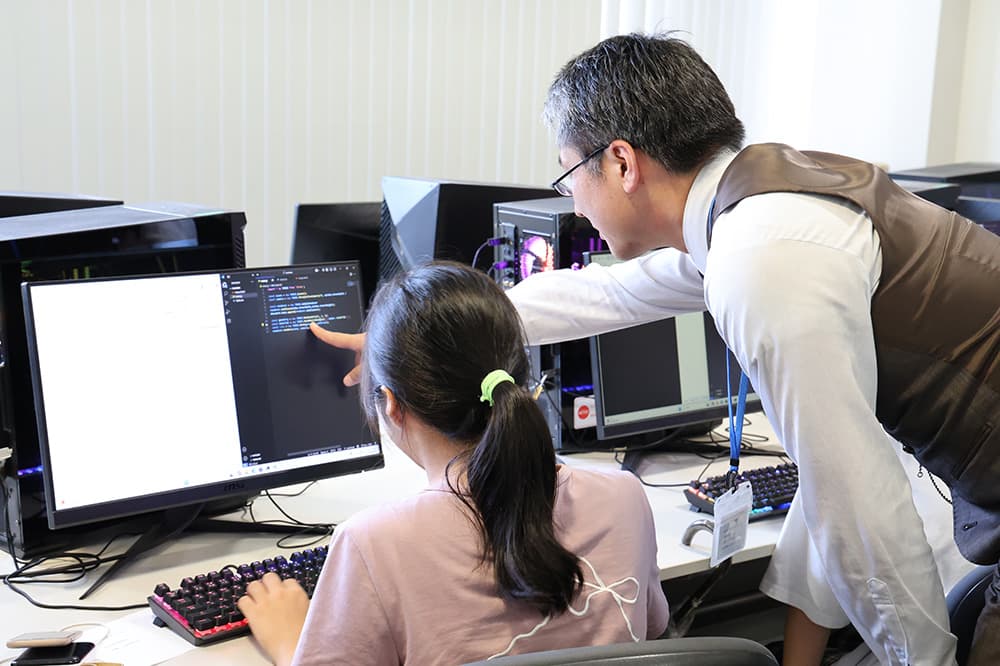 生徒らは集中して学び,プログラミング力を向上させました