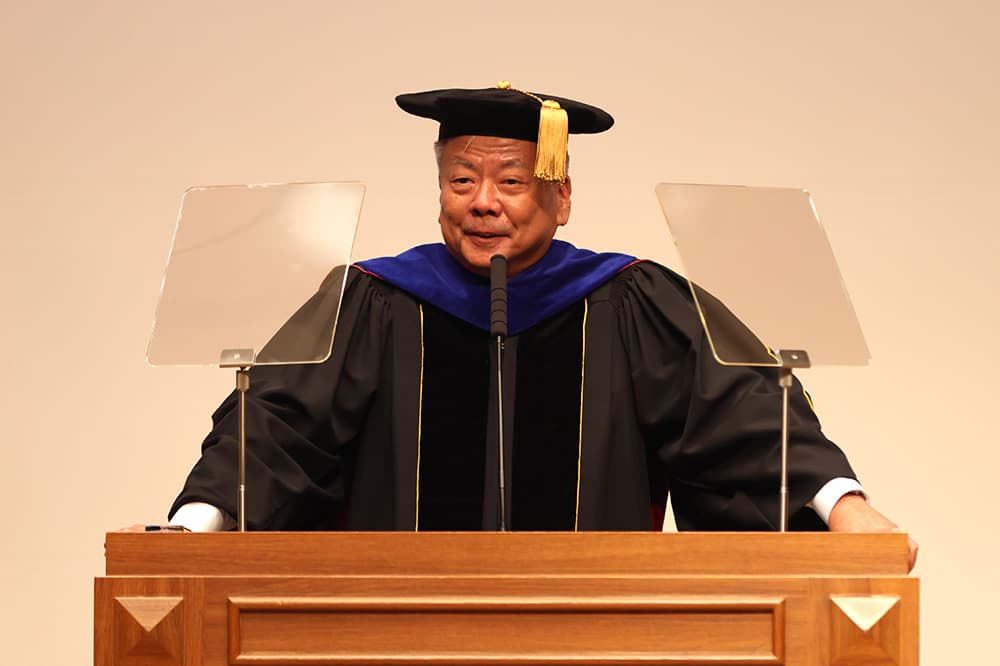 2025年度春学期の学位授与式・卒業式で式辞を述べる長谷川亘KCGI・KCG・KCGM総長（2025年9月16日，KCG京都駅前校・KCGI京都駅前サテライト6階大ホール）