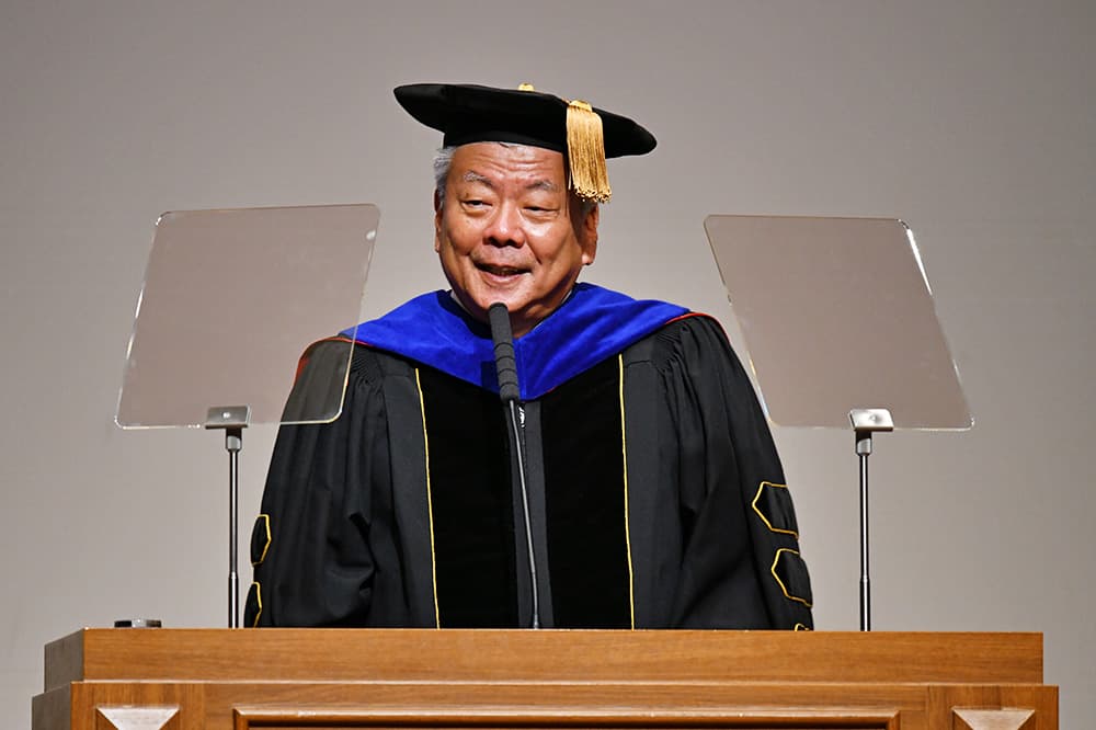 2025年度秋学期入学式で式辞を述べる長谷川亘KCGI・KCG・KCGM総長（2025年9月30日，KCG京都駅前校・KCGI京都駅前サテライト6階大ホール）