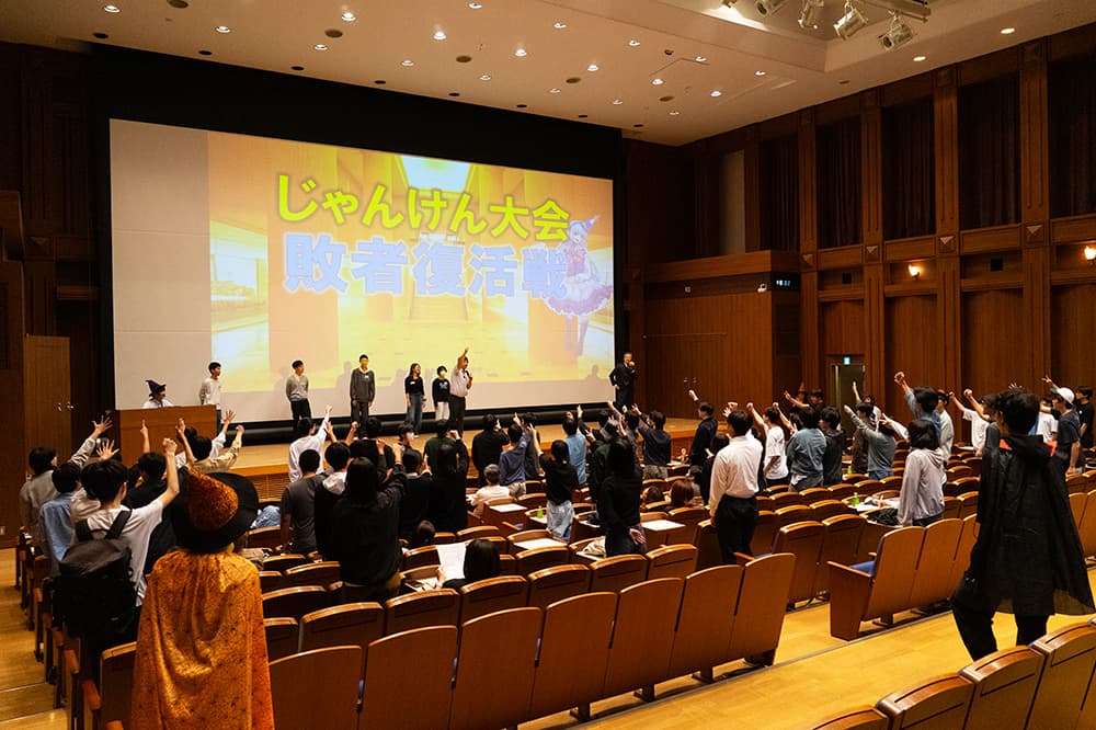 じゃんけん大会は敗者復活戦もあり,大盛り上がり