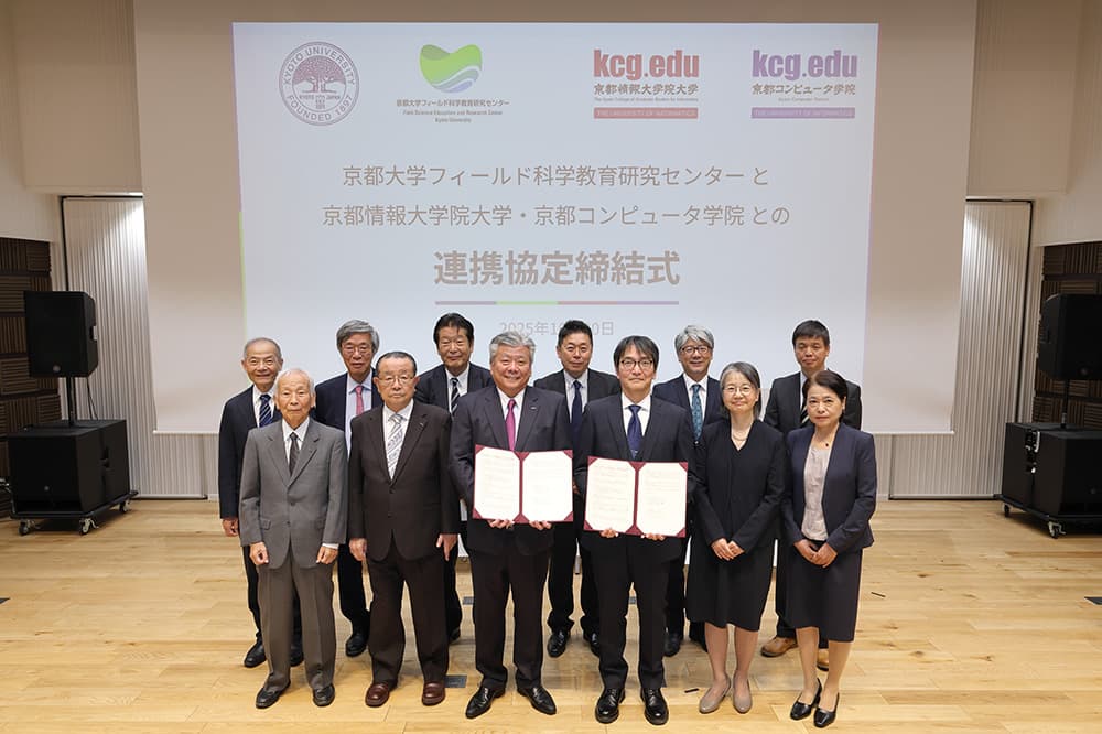 両校の関係者全員が記念写真に納まりました