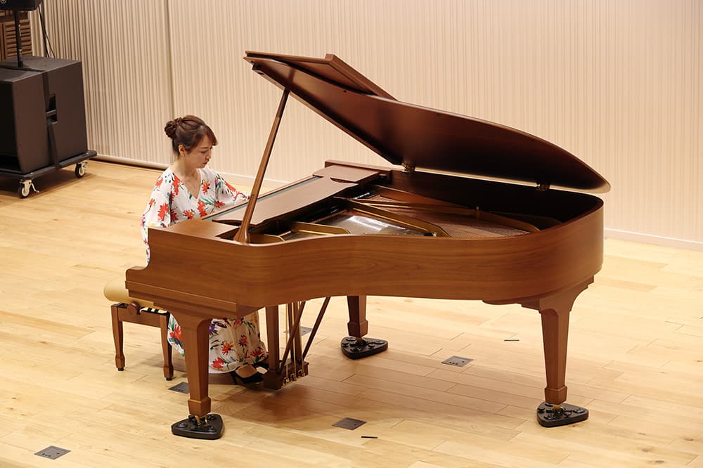 多川KCGI教授のピアノ演奏が調印のお祝いムードを盛り上げました