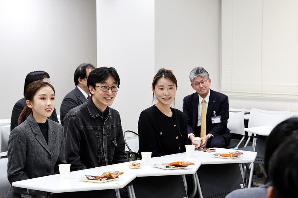 懇親会では先輩たちにたくさんの質問が投げ掛けられました