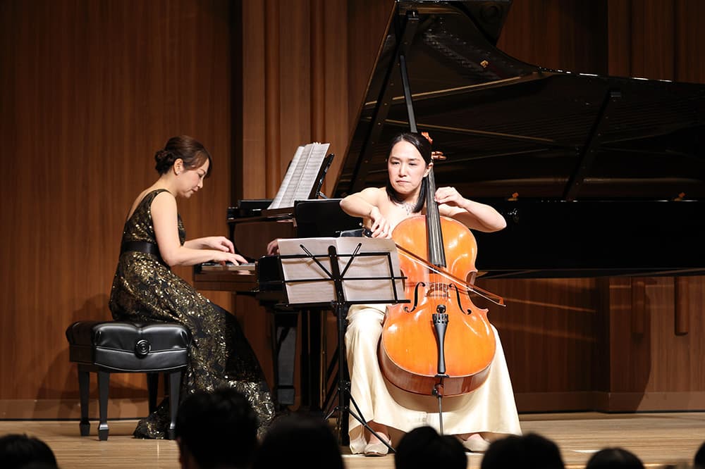 福富祥子さんと多川響子KCGI教授による「チェロ＆ピアノ デュオコンサート」。名曲，名演奏が聴衆を魅了しました（2025年11月21日，KCGI京都駅前サテライト・KCG京都駅前校6階大ホール）
