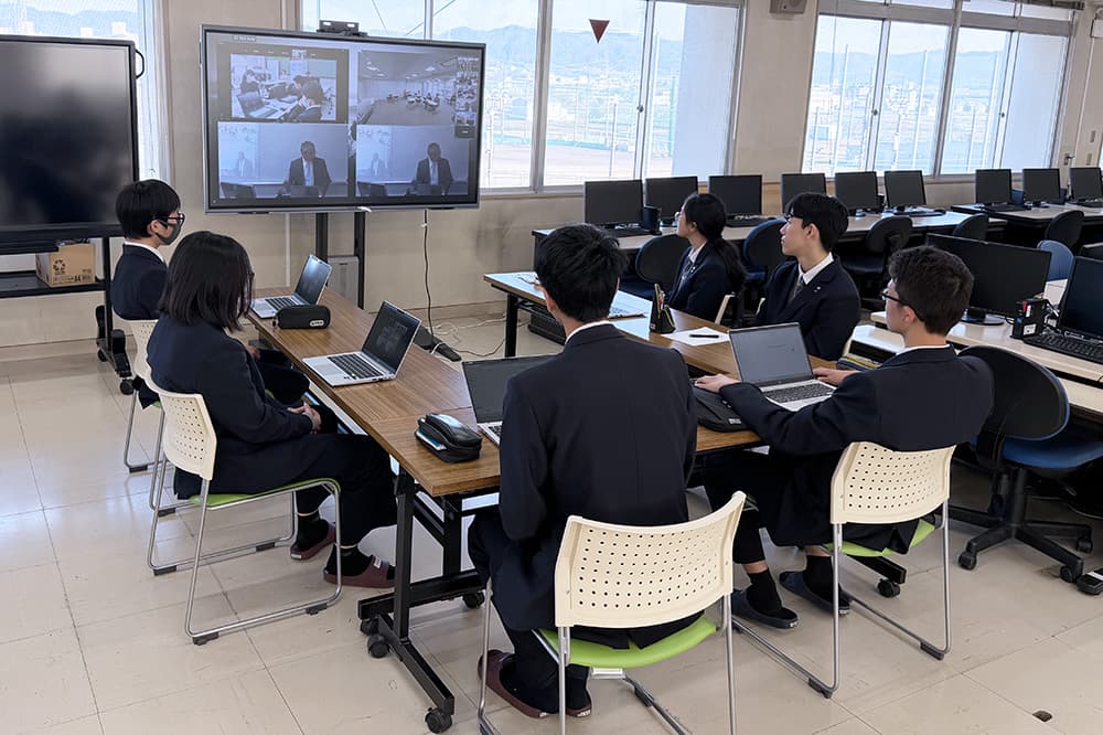 KCGと京都府立京都すばる高校がKCGIに設置されているハイフレックス教室の遠隔講義システムを使って実施した実証授業。三重県立亀山高校と京都市立日吉ヶ丘高校も参加しました（2025年12月23日，京都すばる高校）