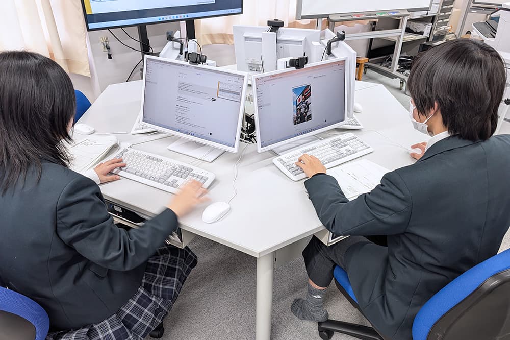 テーマは「生成AIの活用 ―創作活動に活用できるか―」。生徒・学生たちはChatGPTを活用し，AIで小説を制作する実習に臨みました（亀山高校）