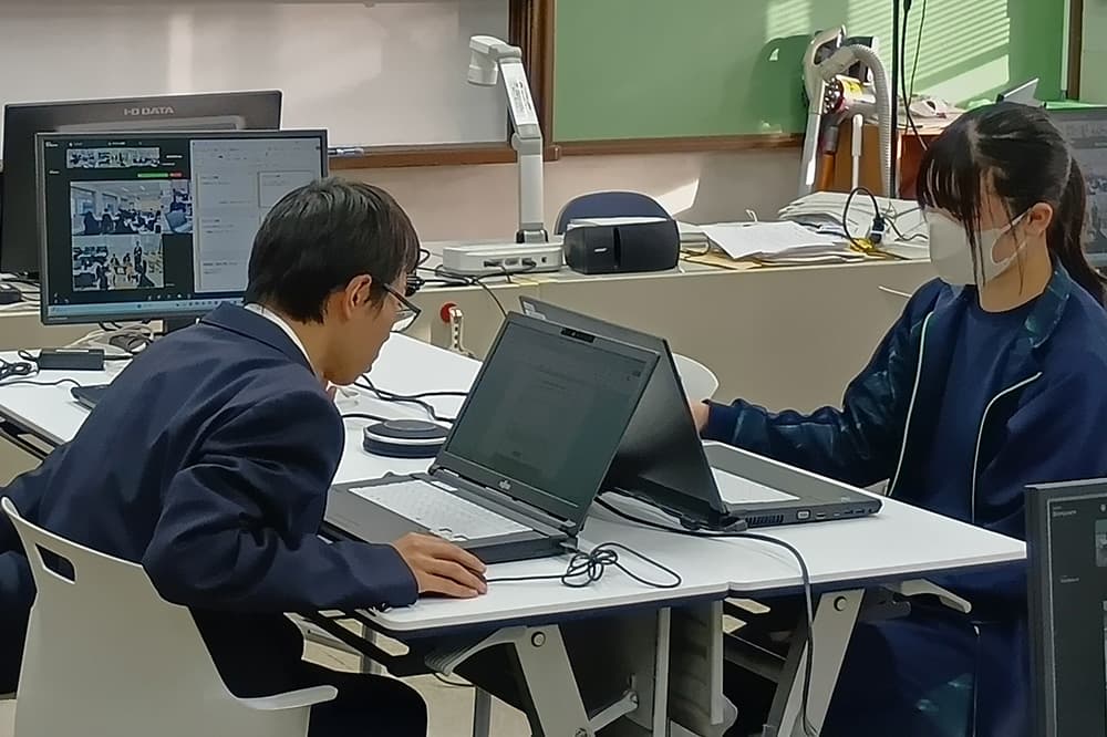 Zoomで結び，生徒同士が画面共有を用いて互いの小説を披露。「AIが小説や挿絵といったクリエイティブな活動にも活用できることを実感できた」などの感想が聞かれました（日吉ヶ丘高校）