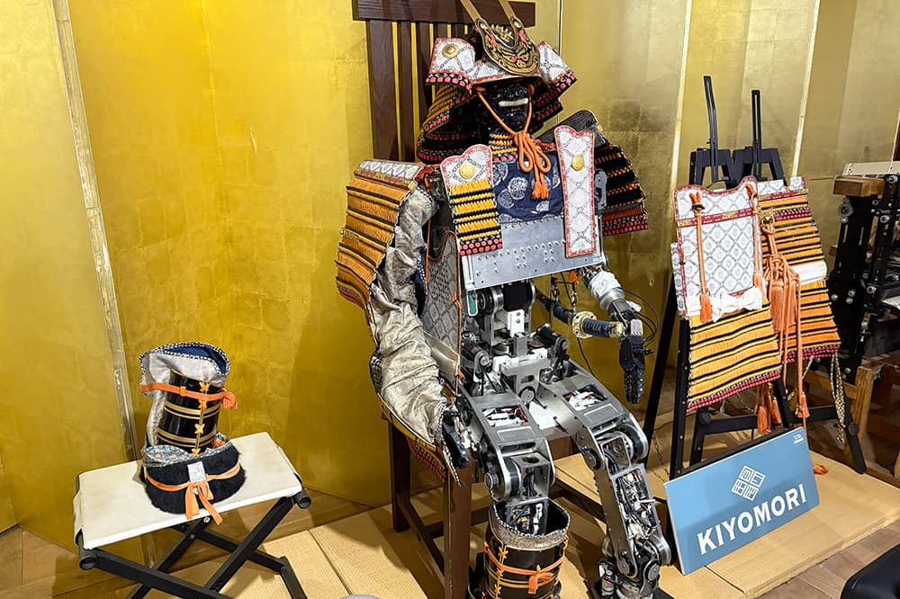 キヨモリは，全高は160センチ（甲冑の鍬形を含めると185センチ），重量は74キロで，全身に39の自由度を持ちます。また，骨盤の2自由度回転運動を利用して，歩行時にひざの曲げ伸ばしができます。早稲田大学高西研究室と共同開発されました