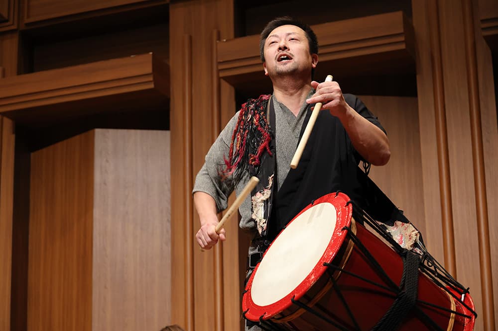 いろいろな太鼓の大きな響きと演奏者のパフォーマンスに会場全体が盛り上がりました