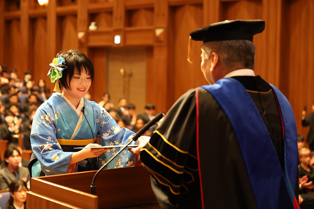 長谷川亘KCGI・KCG・KCGM総長から卒業証書を授与されるKCGグループ総代（同）