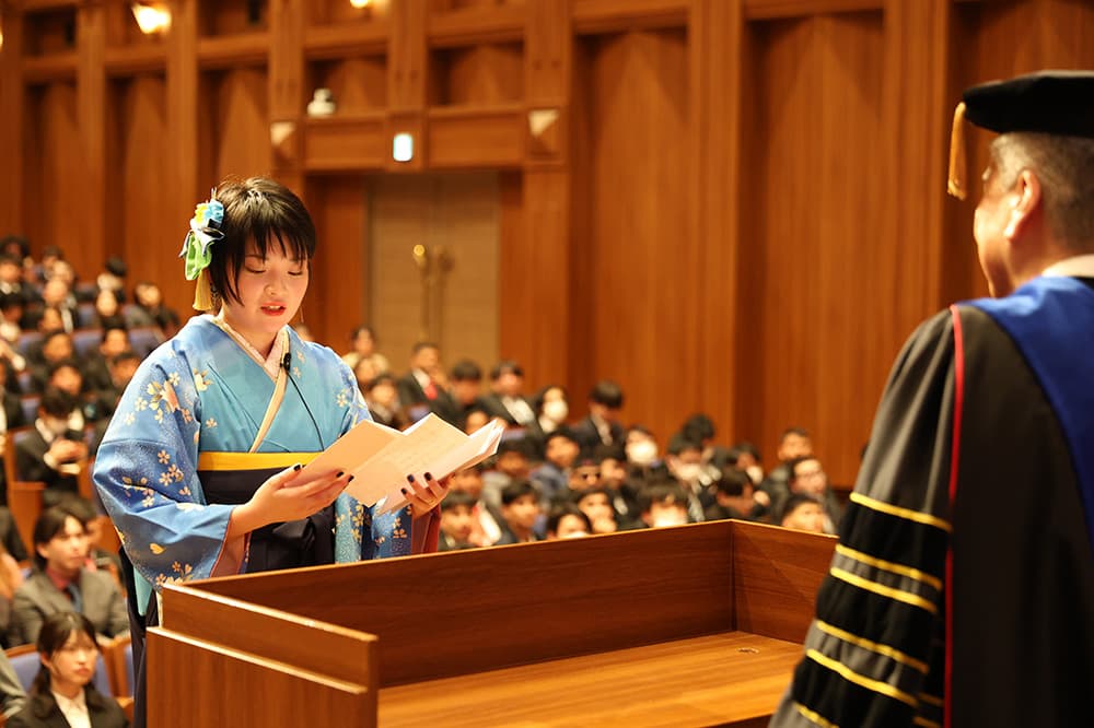 卒業の辞を述べるKCGグループ総代でKCG芸術情報学科の岩井さん（同）