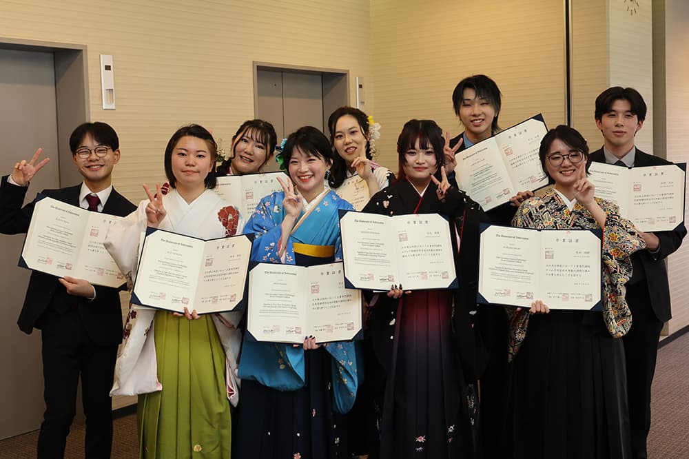 KCG・KJLTC・KCGM卒業式終了後，卒業生たちは思い出いっぱいの学び舎で記念撮影。仲間同士，満面の笑みで写真に納まりました（2026年3月19日午後，KCG京都駅前校・KCGI京都駅前サテライト）