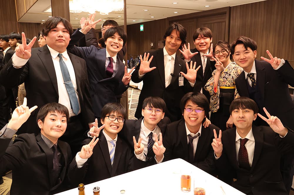 KCGグループ学位授与式・卒業式を終えた日の夕方，修了・卒業祝賀会が開催されました。修了生・卒業生たちは，それぞれに教職員を囲み，飲み物を手に学業生活の思い出や将来の夢を語り合いました（2026年3月19日夕，リーガロイヤルホテル京都春秋の間）