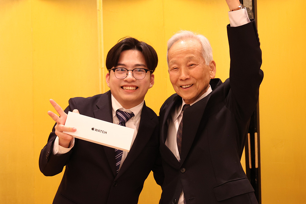 修了・卒業祝賀会では，協賛企業提供の景品抽選会も。当選が発表されるたびに大きな歓声が上がりました（同）