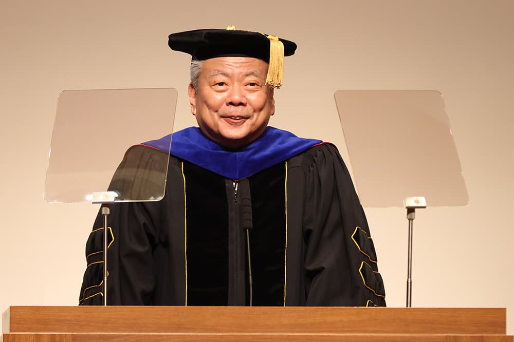 卒業式で式辞を述べる長谷川亘KCGI・KCG・KCGM総長（同）
