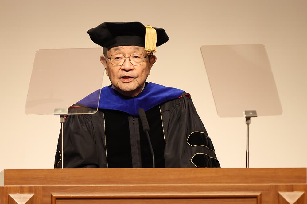 卒業式で式辞を述べる寺下陽一KCGI学長（同）