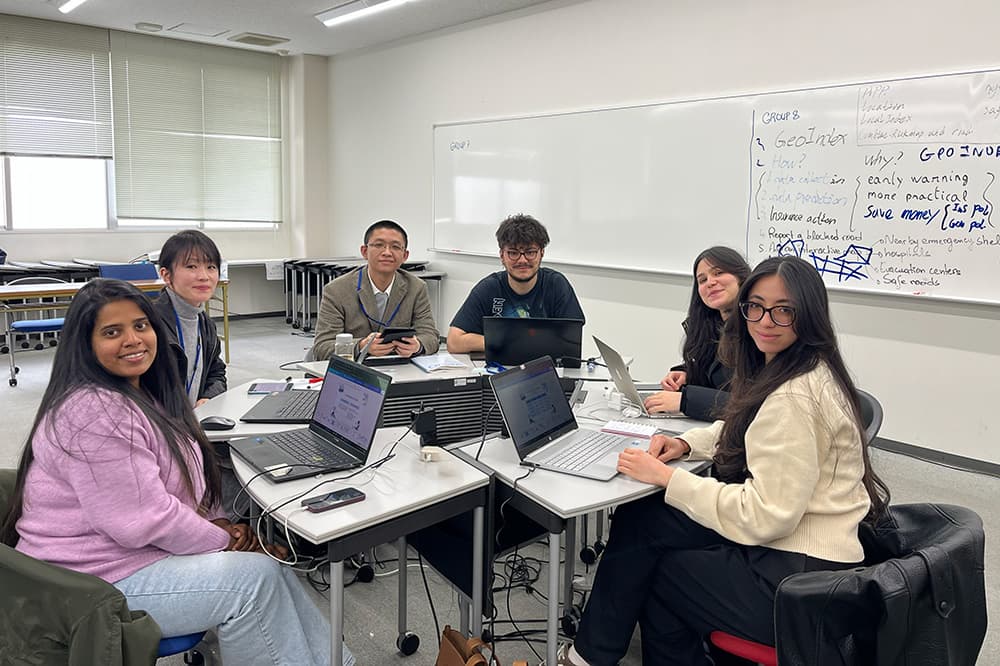 両校の混合チームでプロジェクトの企画・開発に取り組みました