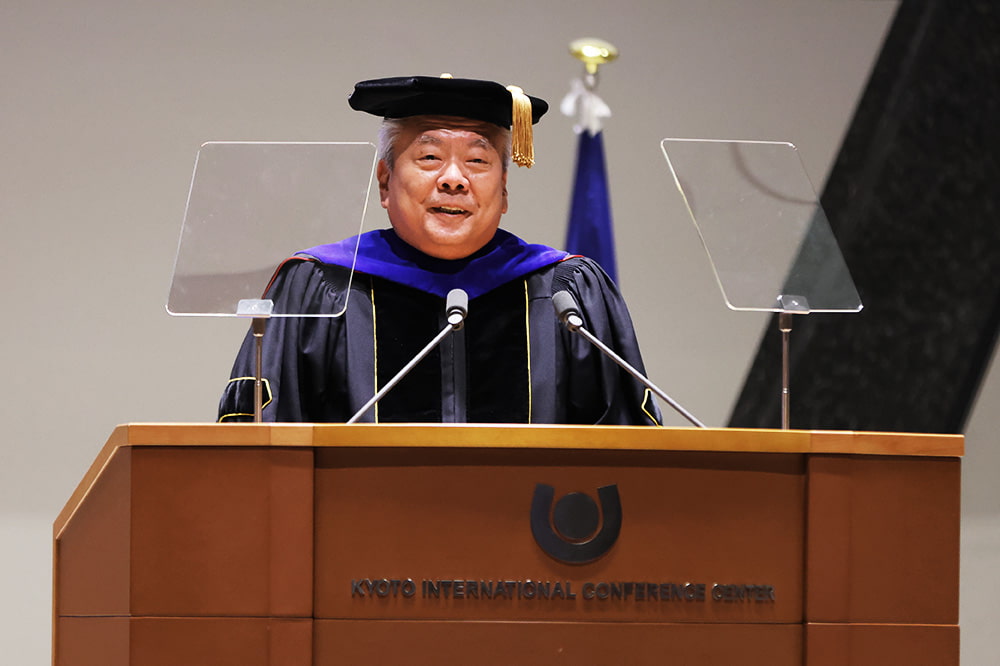 式辞を述べる長谷川亘 学校法人情報大学 KCGI・KCG・KCGM総長