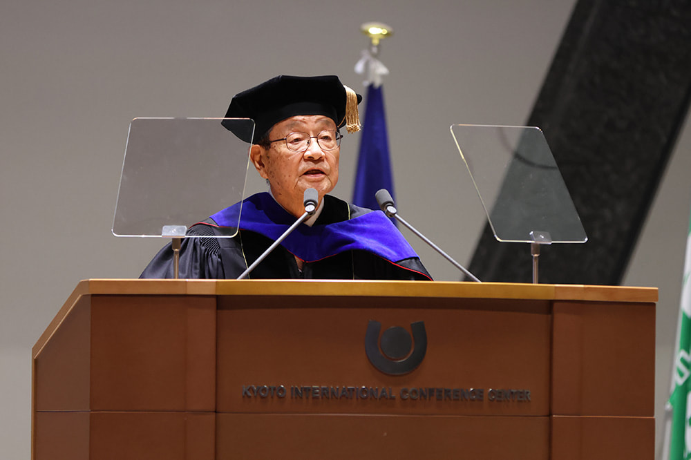 式辞を述べる寺下陽一KCGI学長
