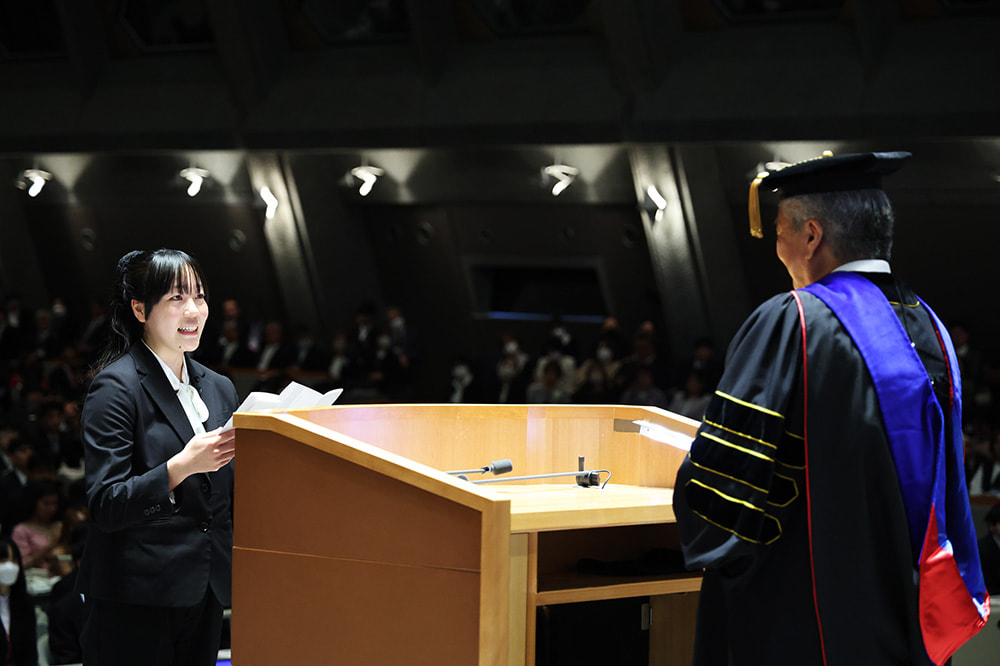 新入生代表が，これから始まる学業への決意を述べました