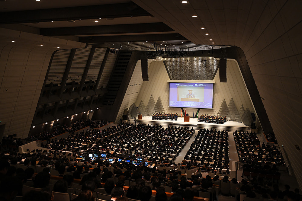 国立京都国際会館のメインホールにKCGI・KCG・KJLTC・KCGM全校の2026年度新入生が参集しました