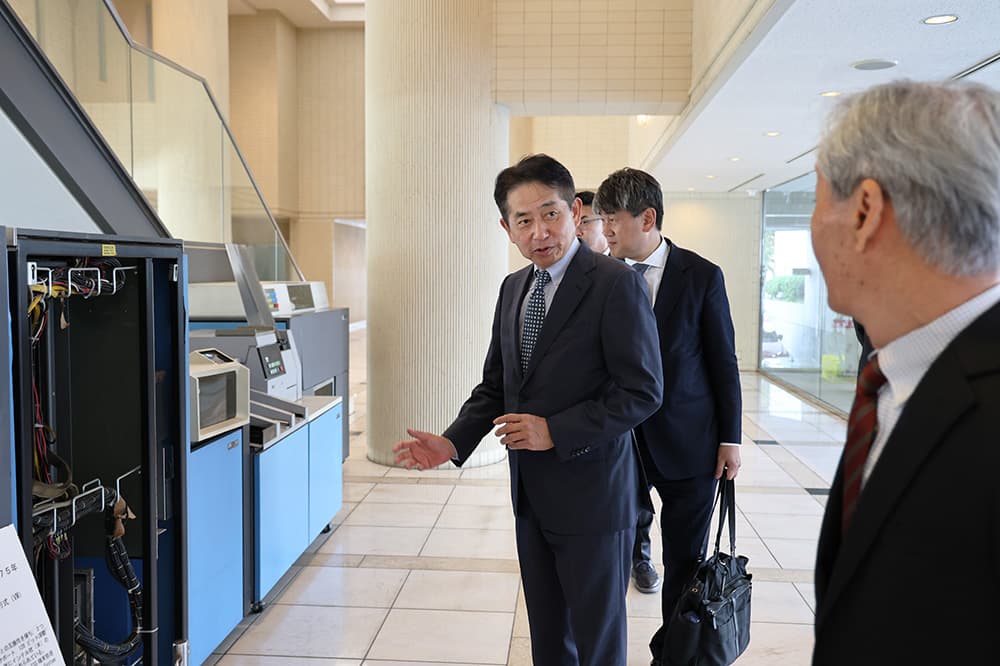 数々の機器を前に当時の話が尽きません