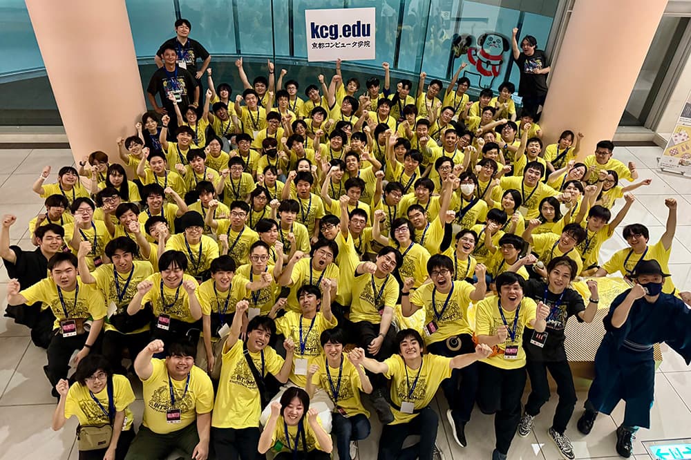 日本最大規模のインディーゲームの祭典「BitSummit the 13th」のイベント運営を担当した教員・学生たち（2025年7月，京都市勧業館「みやこめっせ」）