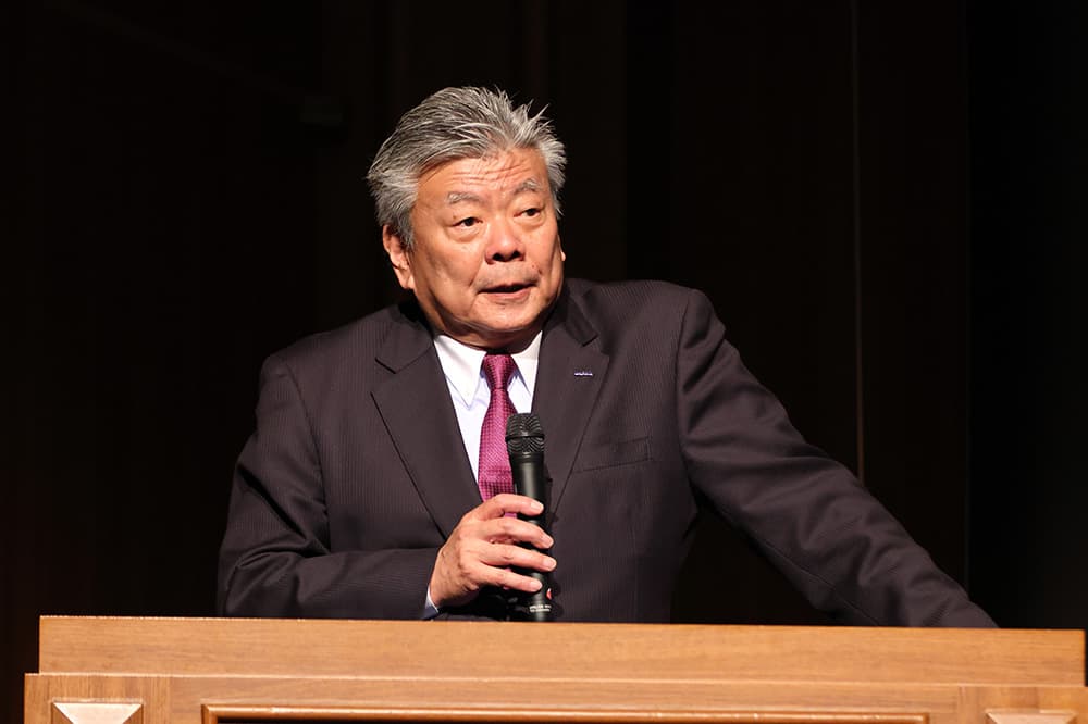 KCGI・KCGの長谷川総長は，テムザック社の研究者が教育に参加することへの期待を述べました