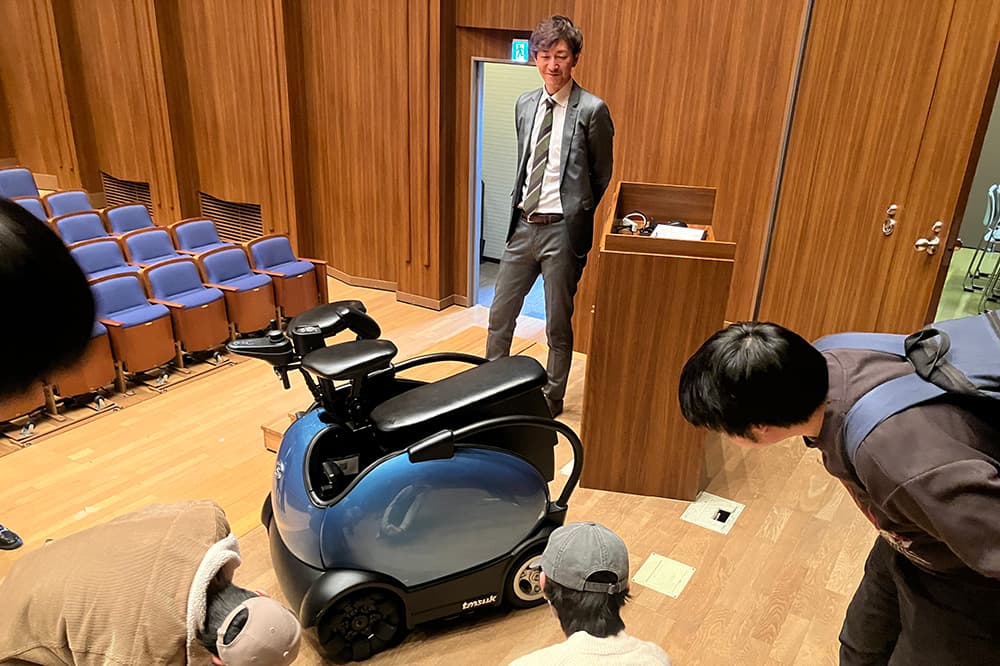 KCGエンジニアリング学系の学生らの熱意にテムザック社の研究者の方々も楽しそうに説明していました